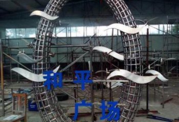 鏤空海燕雕塑廠家 現(xiàn)代抽象擺件 草地切面海燕雕塑