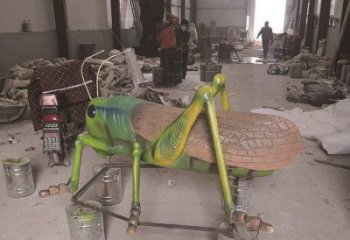 農(nóng)村螞蚱雕塑廠家 卡通噴漆小品 戶外異形螞蚱雕塑
