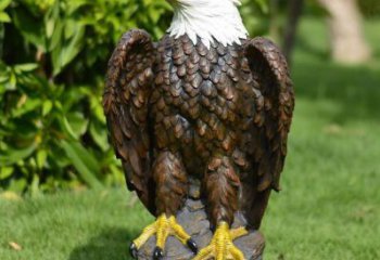 草地獵鷹雕塑廠家 公園異形小品 室內仿真獵鷹雕塑