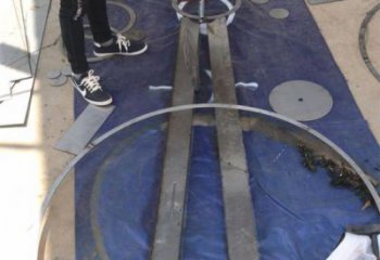 烤漆圓規(guī)雕塑廠家 體育小品 戶外不銹鋼圓規(guī)雕塑定做