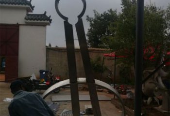 拉絲圓規(guī)雕塑廠家 鏤空創(chuàng)意擺件 別墅區(qū)不銹鋼圓規(guī)雕塑廠