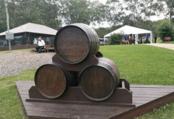 街頭酒桶雕塑廠家 大型別墅區擺件 仿古酒桶雕塑廠