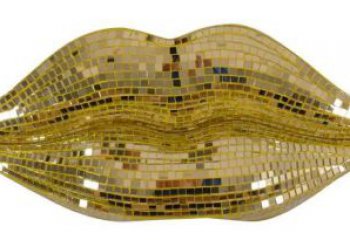 電鍍嘴唇雕塑廠家 創(chuàng)意小品擺件 大型不銹鋼嘴唇雕塑廠