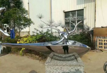 大型鏡面不銹鋼松樹(shù)雕塑小品