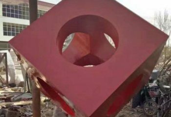 大門口正方形雕塑