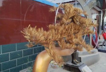 大門(mén)口松樹(shù)雕塑