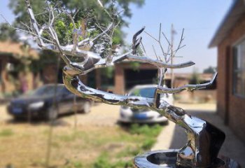 街頭松樹(shù)雕塑