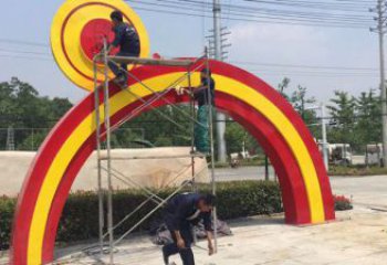 五指山烤漆拱門雕塑,彩虹圖案設計,不銹鋼大門雕塑實景