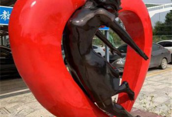 內江草地心形人物雕塑