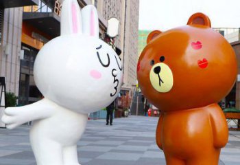 下城步行街布朗熊雕塑,玻璃鋼動物雕塑,卡通方式