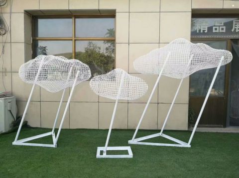 步行街云朵雕塑，鍛造景觀雕塑，鏤空方